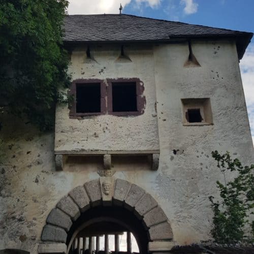 Wächtertor bei Wanderung auf Kärntens TOP Ausflugsziel Burg Hochosterwitz mit Mittelalter-Museum. Sehenswürdigkeit in Österreich