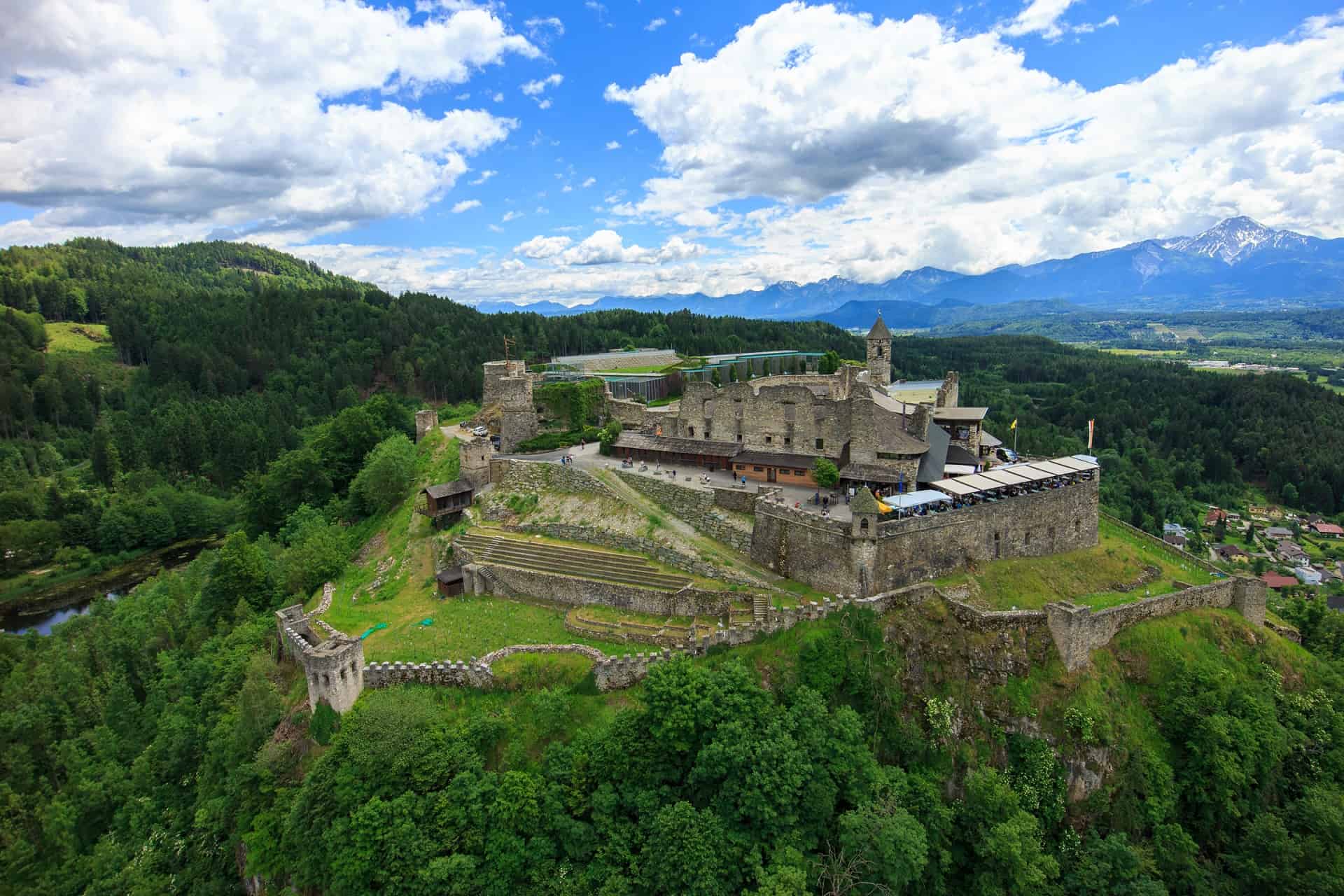 Burg Landskron mit Adlerarena bei Villach in Kärnten - geöffnete Sehenswürdigkeit im Frühling